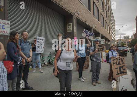 I manifestanti “Occupy ICE” hanno occupato i marciapiedi e le banchine di carico dell’Ufficio ICE di Manhattan a New York, NY, il 23 giugno 2018, come parte di un appello nazionale all’azione. (Foto di Shay Horse/NurPhoto) Foto Stock