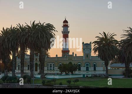 Swakopmund, Namibia - 07 18 2013 Casa leggera nel centro della città al tramonto Foto Stock