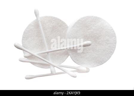 Cuscinetti in cotone e auricolari su sfondo bianco primo piano. Lana di cotone. Dischi e bastoncini per la cura della pelle e dell'auricolare Foto Stock