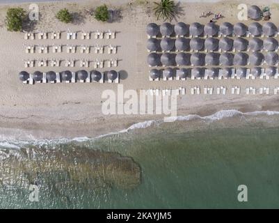 Immagini drone della lunga spiaggia di sabbia di Sozopoli in Calcidica, una destinazione a 35 minuti dall'aeroporto di Salonicco, Grecia, il 24 giugno 2018. (Foto di Nicolas Economou/NurPhoto) Foto Stock