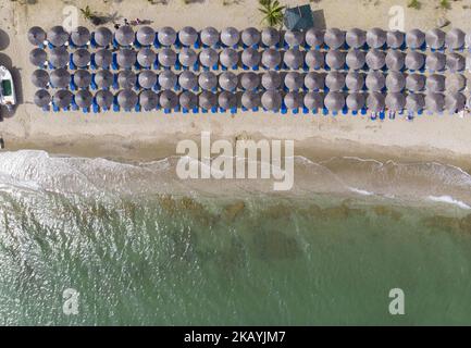 Immagini drone della lunga spiaggia di sabbia di Sozopoli in Calcidica, una destinazione a 35 minuti dall'aeroporto di Salonicco, Grecia, il 24 giugno 2018. (Foto di Nicolas Economou/NurPhoto) Foto Stock