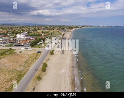 Immagini drone della lunga spiaggia di sabbia di Sozopoli in Calcidica, una destinazione a 35 minuti dall'aeroporto di Salonicco, Grecia, il 24 giugno 2018. (Foto di Nicolas Economou/NurPhoto) Foto Stock