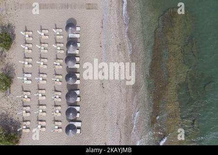 Immagini drone della lunga spiaggia di sabbia di Sozopoli in Calcidica, una destinazione a 35 minuti dall'aeroporto di Salonicco, Grecia, il 24 giugno 2018. (Foto di Nicolas Economou/NurPhoto) Foto Stock