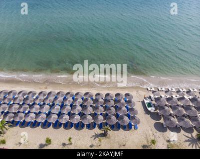 Immagini drone della lunga spiaggia di sabbia di Sozopoli in Calcidica, una destinazione a 35 minuti dall'aeroporto di Salonicco, Grecia, il 24 giugno 2018. (Foto di Nicolas Economou/NurPhoto) Foto Stock