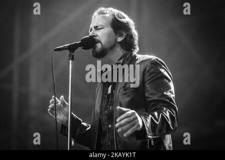"Pearl Jam live at Stadio Euganeo" Concerto dei Pearl Jam a Padova presso lo Stadio Euganeo. Padova 24 giugno 2018. Nella foto Eddie Vedder (Foto di Roberto Silvino/NurPhoto) Foto Stock
