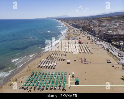 Immagini aeree della città balneare di Rethymno sull'isola di Creta in Grecia. Rethymno è un piccolo centro storico sulla spiaggia della costa settentrionale di Creta, adagiato sul Mar Egeo. La città ha una popolazione che tocca 40,000 persone. E' una destinazione turistica che offre una storica città veneziana, siti archeologici, infinite spiagge sabbiose, belle taverne tradizionali e una grande varietà di hotel. (Foto di Nicolas Economou/NurPhoto) Foto Stock