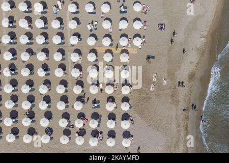 Immagini aeree della città balneare di Rethymno sull'isola di Creta in Grecia. Rethymno è un piccolo centro storico sulla spiaggia della costa settentrionale di Creta, adagiato sul Mar Egeo. La città ha una popolazione che tocca 40,000 persone. E' una destinazione turistica che offre una storica città veneziana, siti archeologici, infinite spiagge sabbiose, belle taverne tradizionali e una grande varietà di hotel. (Foto di Nicolas Economou/NurPhoto) Foto Stock