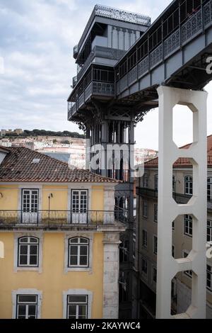 ICONICO LIFFT, CENTRO DI LISBONA: Viste dell'area intorno all'ascensore di Santa Justa, Lisbona, Portogallo, marzo 2022. Foto di Rob Watkins Foto Stock