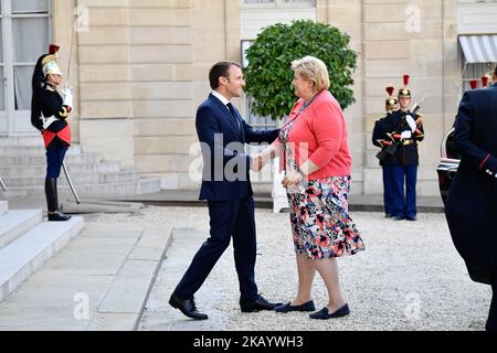 Il presidente francese Emmanuel Macron riceve il primo ministro norvegese Erna Solberg al Palazzo Elysee il 27 febbraio 2018 a Parigi, in Francia. Solberg è in visita ufficiale a Parigi. (Foto di Julien Mattia/NurPhoto) Foto Stock