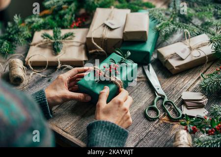 Donna irriconoscibile decorazione regali di Natale Foto Stock