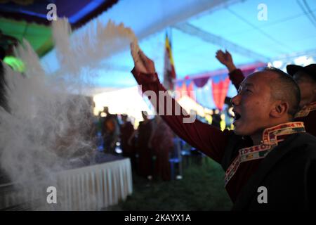 Il popolo tibetano offre la preghiera rituale durante la celebrazione di 83rd compleanno del leader spirituale esiliato il Dalai lama a Lalitpur, Nepal Venerdì 06 luglio 2018. (Foto di Narayan Maharjan/NurPhoto) Foto Stock