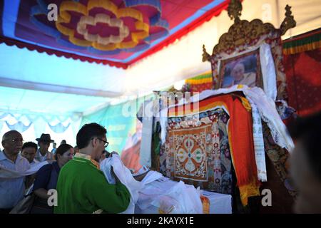 Popolo tibetano che offre rituali verso il poster del Dalai lama durante la celebrazione del 83rd° compleanno del leader spirituale esiliato il Dalai lama a Lalitpur, Nepal Venerdì 06 luglio 2018. (Foto di Narayan Maharjan/NurPhoto) Foto Stock