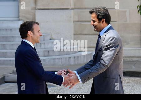 Il presidente francese Emmanuel Macron (L) accoglie Emir del Qatar Sheikh Tamim bin Hamad al Thani (R) al Palazzo Elysee di Parigi, in Francia, il 06 luglio 2018. (Foto di Julien Mattia/NurPhoto) Foto Stock