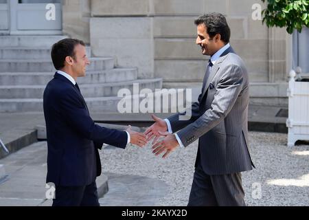 Il presidente francese Emmanuel Macron (L) accoglie Emir del Qatar Sheikh Tamim bin Hamad al Thani (R) al Palazzo Elysee di Parigi, in Francia, il 06 luglio 2018. (Foto di Julien Mattia/NurPhoto) Foto Stock
