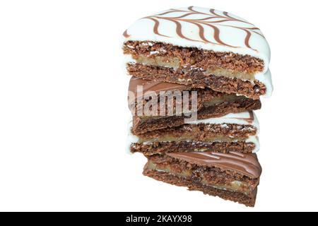 Diverse torte di miele brasiliane impilate, ricoperte di cioccolato bianco e ripieno di dulce de leche white background. Foto Stock