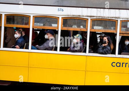 PENDOLARI, COVID, MASCHERE FACCIALI, LISBONA, 2022: Passeggeri in maschere facciali sui famosi tram di Lisbona, Portogallo, marzo 2022. Foto Stock