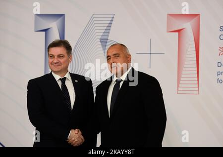 Il primo ministro della Bosnia-Erzegovina, Denis Zvizdic stretta di mano con il primo ministro bulgaro Boyko Borisov, durante i 7th PECO e il vertice dei capi di governo della cooperazione economica dell'Europa centrale e orientale si tiene nel Palazzo Nazionale della Cultura a Sofia, in Bulgaria, il 07 luglio 2018 (Foto di Hristo Rusev/NurPhoto) Foto Stock