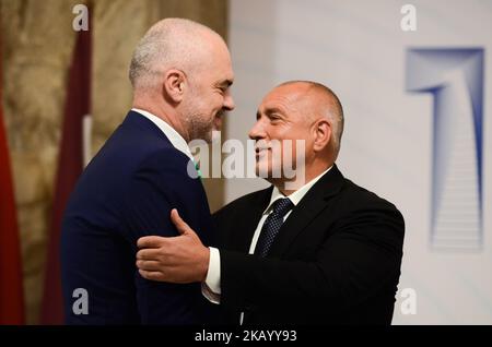 Il primo ministro dell'Albania, Edi Rama stretta di mano con il primo ministro bulgaro Boyko Borisov, durante i 7th PECO e il vertice dei capi di governo della cooperazione economica dell'Europa centrale e orientale si tengono nel Palazzo Nazionale della Cultura di Sofia, Bulgaria il 07 luglio 2018 (Foto di Hristo Rusev/NurPhoto) Foto Stock