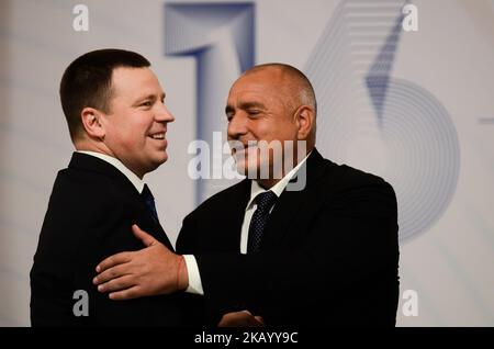 Il primo ministro dell'Estonia, Juri Ratas, si stringe con il primo ministro bulgaro Boyko Borisov, durante i 7th PECO e il vertice dei capi di governo della cooperazione economica dell'Europa centrale e orientale, si tiene nel Palazzo Nazionale della Cultura di Sofia, Bulgaria il 07 luglio 2018 (Foto di Hristo Rusev/NurPhoto) Foto Stock