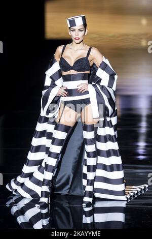 Il modello Rosanna Zanetti cammina sulla pista della passerella 'Andres Sardaa' durante la Mercedes-Benz Madrid Fashion Week Primavera/Estate a Madrid, Spagna. Luglio 09, 2018. (Foto di Peter Sabok/NurPhoto) Foto Stock