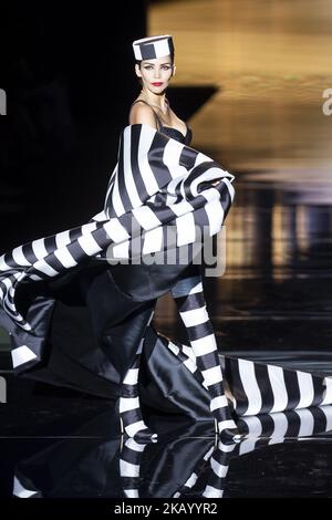 Il modello Rosanna Zanetti cammina sulla pista della passerella 'Andres Sardaa' durante la Mercedes-Benz Madrid Fashion Week Primavera/Estate a Madrid, Spagna. Luglio 09, 2018. (Foto di Peter Sabok/NurPhoto) Foto Stock