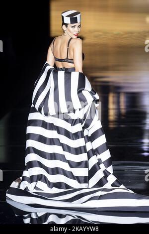 Il modello Rosanna Zanetti cammina sulla pista della passerella 'Andres Sardaa' durante la Mercedes-Benz Madrid Fashion Week Primavera/Estate a Madrid, Spagna. Luglio 09, 2018. (Foto di Peter Sabok/NurPhoto) Foto Stock