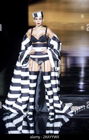 Il modello Rosanna Zanetti cammina sulla pista della passerella 'Andres Sardaa' durante la Mercedes-Benz Madrid Fashion Week Primavera/Estate a Madrid, Spagna. Luglio 09, 2018. (Foto di Peter Sabok/NurPhoto) Foto Stock