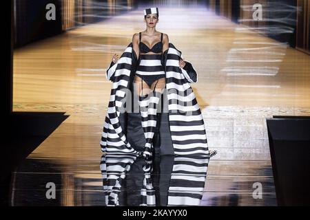 Il modello Rosanna Zanetti cammina sulla pista della passerella 'Andres Sardaa' durante la Mercedes-Benz Madrid Fashion Week Primavera/Estate a Madrid, Spagna. Luglio 09, 2018. (Foto di Peter Sabok/NurPhoto) Foto Stock