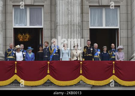 (L-R) Principe Carlo, Principe di Galles, Principe Andrea, Duca di York, Camilla, Duchessa di Cornovaglia, Regina Elisabetta II, Meghan, Duchessa di Sussex, Principe Harry, Duca di Sussex, Principe Guglielmo, Duca di Cambridge, Caterina, Duchessa di Cambridge, Anna, Principessa reale, Vice ammiraglio Sir Timothy Laurence, Principe Richard, Duca di Gloucester, Birgitte, Duchessa di Gloucester, Il Principe Edoardo, Duca di Kent e Katharine, Duchessa di Kent, osservano il cavalcavia della RAF sul balcone di Buckingham Palace, mentre i membri della Famiglia reale partecipano agli eventi per celebrare il centenario della RAF il 10 luglio 2018 a Londra, Inghilterra Foto Stock