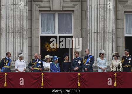 (L-R) Principe Edoardo, Conte di Wessex, Sophie, Contessa di Wessex, Principe Carlo, Principe di Galles, Principe Andrea, Duca di York, Camilla, Duchessa di Cornovaglia, Regina Elisabetta II, Meghan, Duchessa di Sussex, Principe Harry, Duca di Sussex, Principe Guglielmo, Duca di Cambridge, Caterina, Duchessa di Cambridge, Anna, Principessa reale, Vice ammiraglio Sir Timothy Laurence, Principe Richard, Duca di Gloucester, Birgitte, Duchessa di Gloucester, Il Principe Edoardo, Duca di Kent e Katharine, Duchessa di Kent guardano il RAF che sorpassa sul balcone di Buckingham Palace, mentre i membri della Famiglia reale partecipano agli eventi per segnare la t Foto Stock