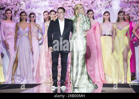 La modella Judith Masco e il designer Hannibal Laguna camminano sulla pista della "Hannibal Laguna" durante la Mercedes-Benz Madrid Fashion Week Primavera/Estate a Madrid, Spagna. Luglio 10, 2018. (Foto di Peter Sabok/NurPhoto) Foto Stock