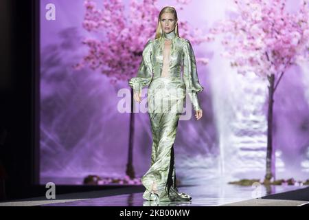 Model Judith Masco cammina sulla pista della "Laguna Annibale" durante la Mercedes-Benz Madrid Fashion Week Primavera/Estate a Madrid, Spagna. Luglio 10, 2018. (Foto di Peter Sabok/NurPhoto) Foto Stock