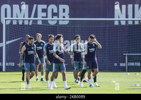 Sergi Roberto dalla Spagna, Munir El Haddadi dalla Spagna, Douglas Pereira dal Brasile, Paco Alcacer dalla Spagna, Denis Surez dalla Spagna, Rafinha Alcantara dal Brasile e Lucas Digne dalla Francia durante la prima sessione formativa FC Barcelona della pre-stagione 2018/2019 la Liga a Ciutat sportiva Joan Gamper, Barcellona, il 11 luglio 2018. (Foto di Xavier Bonilla/NurPhoto) Foto Stock