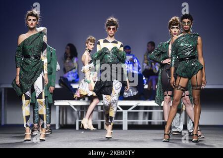 Un modello cammina sulla pista della passerella 'Ana Locking' durante la Mercedes-Benz Madrid Fashion Week Primavera/Estate a Madrid, Spagna. Luglio 10, 2018. (Foto di Peter Sabok/NurPhoto) Foto Stock