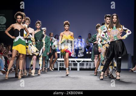 Un modello cammina sulla pista della passerella 'Ana Locking' durante la Mercedes-Benz Madrid Fashion Week Primavera/Estate a Madrid, Spagna. Luglio 10, 2018. (Foto di Peter Sabok/NurPhoto) Foto Stock