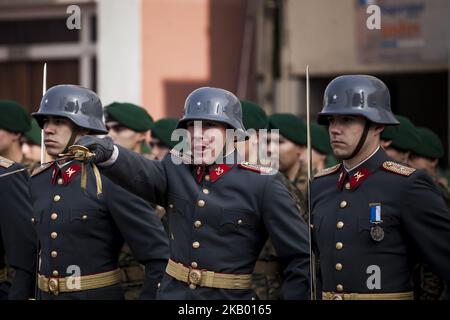 Osorno, Cile. 9 luglio 2018. I membri del distaccamento della montagna dell'esercito rinforzato n° 9 Arauco, giurarono fedeltà alla bandiera nella Plaza de Armas della città di OsornoIl pegno di Allegiance è una cerimonia militare tenuta ogni anno dall'esercito cileno, In memoria dei 77 giovani soldati che hanno combattuto fino alla morte durante la battaglia di la Concepción nella cosiddetta guerra del Pacifico nel 1882, dove il Cile affrontò Perù e Bolivia a Osorno, Cile. (Foto di Fernando Lavoz/NurPhoto) Foto Stock