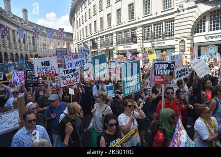 Una protesta si svolge nel centro di Londra, contro la visita del presidente americano Donald Trump nel Regno Unito, tra cui un gigante gonfiabile 'Baby Trump', Londra il 13 luglio 2018. Il Presidente degli Stati Uniti e la First Lady, Melania Trump, visiteranno il primo Ministro Theresa May a Chequers e prenderanno il tè con la Regina al Castello di Windsor. (Foto di Alberto Pezzali/NurPhoto) Foto Stock