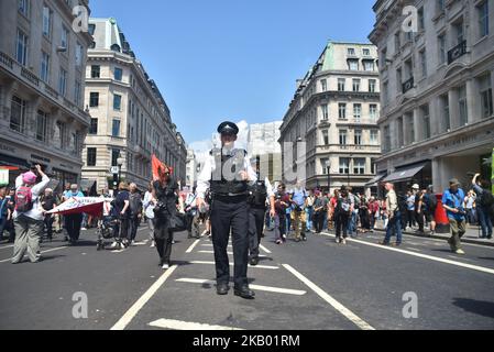 Una protesta si svolge nel centro di Londra, contro la visita del presidente americano Donald Trump nel Regno Unito, tra cui un gigante gonfiabile 'Baby Trump', Londra il 13 luglio 2018. Il Presidente degli Stati Uniti e la First Lady, Melania Trump, visiteranno il primo Ministro Theresa May a Chequers e prenderanno il tè con la Regina al Castello di Windsor. (Foto di Alberto Pezzali/NurPhoto) Foto Stock