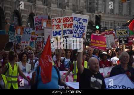 Una protesta si svolge nel centro di Londra, contro la visita del presidente americano Donald Trump nel Regno Unito, tra cui un gigante gonfiabile 'Baby Trump', Londra il 13 luglio 2018. Il Presidente degli Stati Uniti e la First Lady, Melania Trump, visiteranno il primo Ministro Theresa May a Chequers e prenderanno il tè con la Regina al Castello di Windsor. (Foto di Alberto Pezzali/NurPhoto) Foto Stock