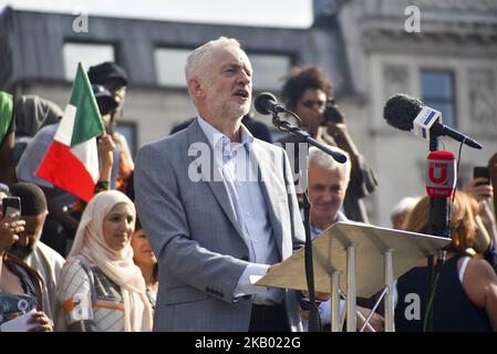 Il leader del partito laburista Jeremy Corbyn ha tenuto un discorso durante un raduno contro il presidente americano Donald Trumps in visita nel Regno Unito, tra cui un gigante gonfiabile Baby Trump, Londra il 13 luglio 2018. Il presidente degli Stati Uniti e della First Lady, Melania Trump, ha visitato il primo ministro Theresa May a Chequers e ha preso il tè con la regina al castello di Windsor. (Foto di Alberto Pezzali/NurPhoto) Foto Stock