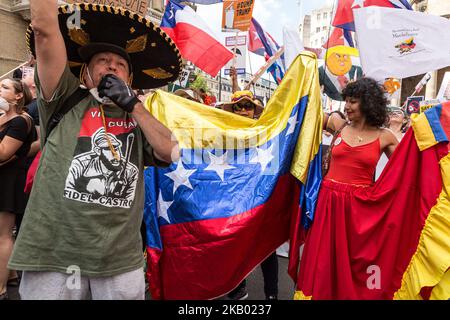 La folla si sta recando per le strade di Londra per protestare contro il presidente americano Donald Trump in visita nel Regno Unito il 13 luglio 2018. La manifestazione ha raccolto circa 250 mila persone, il maggior numero da più di un decennio. (Foto di Dominika Zarzycka/NurPhoto) Foto Stock