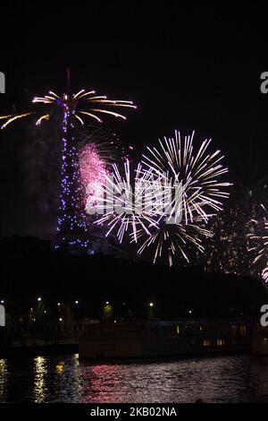 Fuochi d'artificio alla Torre Eiffel come la Francia celebra la giornata della bastiglia a Parigi, in Francia, il 14 luglio 2018. (Foto di David Cordova/NurPhoto) Foto Stock