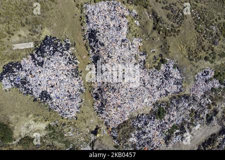 Immagini di droni di giacche di salvataggio sbiadite, anelli di gomma un pezzo dei gommoni lasciati dai rifugiati stanno facendo un mucchio di montagna nel villaggio di Molyvos, vicino alla spiaggia di Eftalou, arrivo o approdo di barche piene di rifugiati dalla Turchia. Ci era una stima circa 500,000 giubbotti di vita in quel posto. Lesvos è stata un luogo caldo per i rifugiati. 13 luglio 2018 - Isola di Lesvos, Grecia (Foto di Nicolas Economou/NurPhoto) Foto Stock