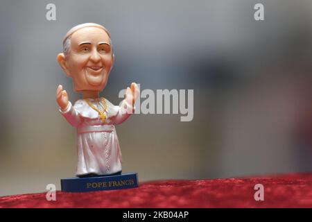 Un piccolo capo di Papa Francis Bobble in mostra alla Sala Ban Art Gallery di Dublino. Il proprietario della galleria Frank o'Dea li darà gratuitamente con ogni acquisto effettuato durante la visita del Papa in Irlanda. Papa Francesco visiterà l'Irlanda dal 21 al 26 agosto in quella che sarà la prima visita papale da quando il Papa Giovanni Paolo II arrivò nel 1979. Mercoledì 18 2018 luglio a Dublino, Irlanda. (Foto di Artur Widak/NurPhoto) Foto Stock