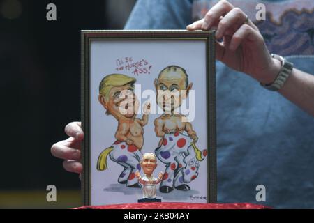 Un piccolo Papa Francis Bobble si trova davanti a una caricatura acquerello in cui sono presenti il presidente Donald Trump e il presidente Vladimir Putin, realizzati da un artista irlandese Ray Sherlock, in mostra alla balla Ban Art Gallery di Dublino. Il proprietario della galleria Frank o'Dea li darà gratuitamente con ogni acquisto effettuato durante la visita del Papa in Irlanda. Papa Francesco visiterà l'Irlanda dal 21 al 26 agosto in quella che sarà la prima visita papale da quando il Papa Giovanni Paolo II arrivò nel 1979. Mercoledì 18 2018 luglio a Dublino, Irlanda. (Foto di Artur Widak/NurPhoto) Foto Stock