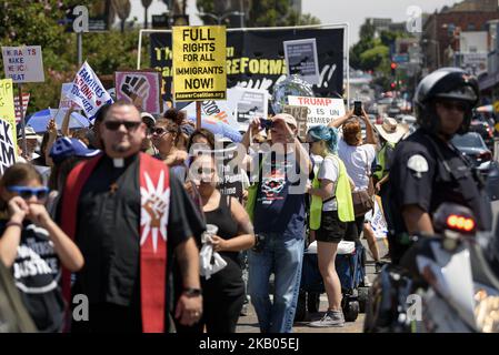 Gli attivisti si riuniscono per protestare CONTRO ICE e contro le politiche di immigrazione e detenzione di Trump administrationâ a Los Angeles, California, il 21 luglio 2018. I manifestanti hanno chiesto la riunificazione dei bambini migranti detenuti con i loro genitori e gli organizzatori delle famiglie appartengono insieme marzo chiamato ad abolire IL GHIACCIO. (Foto di Ronen Tivony/NurPhoto) Foto Stock