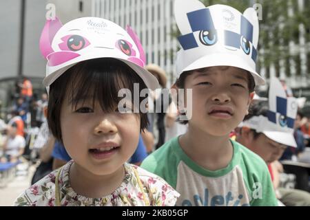 I bambini partecipano all'evento di debutto delle mascotte dei Giochi Olimpici di Tokyo 2020 a Tokyo il 22 luglio 2018. Gli organizzatori delle Olimpiadi e dei Giochi Paralimpici di Tokyo 2020 hanno annunciato i nomi delle mascotte il 22 luglio. (Foto di Alessandro di Ciommo/NurPhoto) Foto Stock