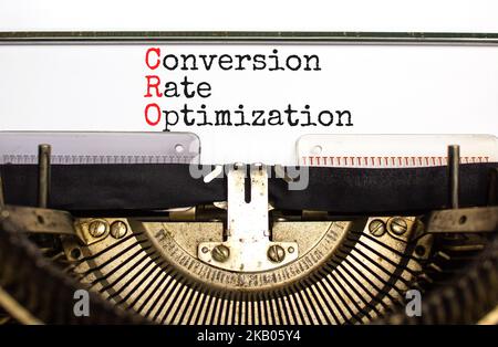 Simbolo di ottimizzazione del tasso di conversione CRO. Concetto parole CRO tasso di conversione ottimizzazione tipizzato su vecchia macchina da scrivere retrò. Sfondo bianco. CRO aziendale Foto Stock