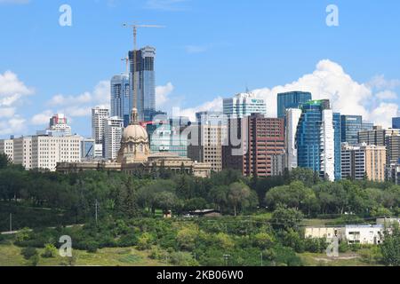 Una vista generale del centro di Edmonton con l'Alberta Legislature Building e la Stantec Tower in costruzione. Domenica 22 luglio 2018, a Edmonton, Alberta, Canada. (Foto di Artur Widak/NurPhoto) Foto Stock