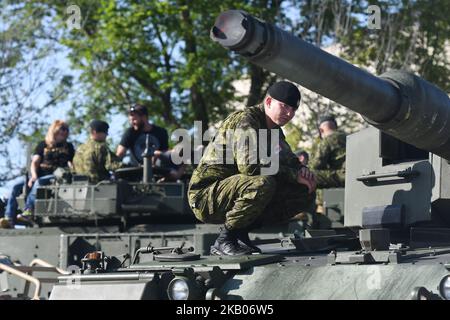 Un membro delle forze armate canadesi che mostra al pubblico Leopard II Tank, durante il K-Days Festival a Edmonton. Domenica 22 luglio 2018, a Edmonton, Alberta, Canada. (Foto di Artur Widak/NurPhoto) Foto Stock